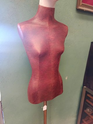 MANIQUÍ DE COSTURA CON SUJECIÓN METÁLICA