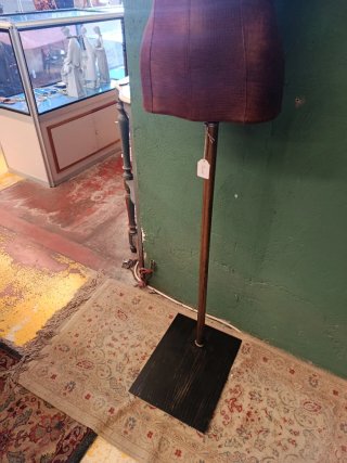 MANIQUÍ DE COSTURA CON SUJECIÓN METÁLICA