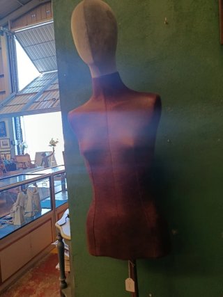 MANIQUÍ DE COSTURA CON SUJECIÓN METÁLICA