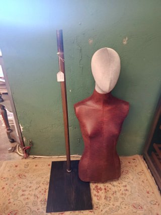 MANIQUÍ DE COSTURA CON SUJECIÓN METÁLICA