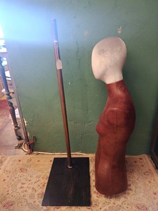 MANIQUÍ DE COSTURA CON SUJECIÓN METÁLICA