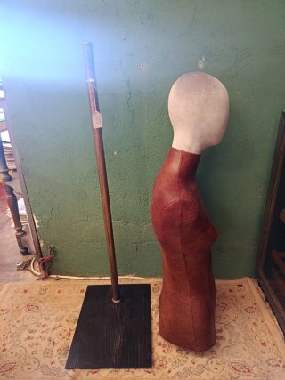MANIQUÍ DE COSTURA CON SUJECIÓN METÁLICA