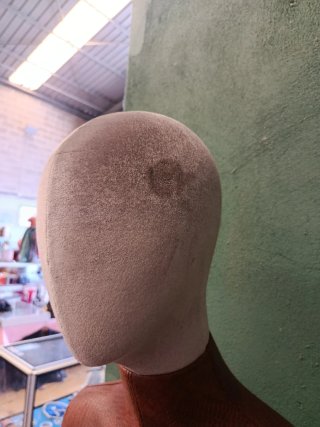 MANIQUÍ DE COSTURA CON SUJECIÓN METÁLICA