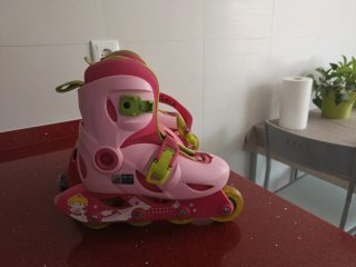 Patines en línea rosas talla 28-30 + Casco