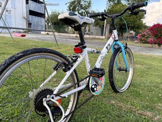 Bicicleta infantil Decatlhon blanca y azul tuneada