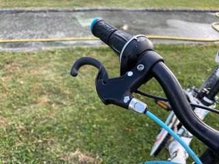 Bicicleta infantil Decatlhon blanca y azul tuneada