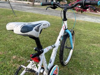 Bicicleta infantil Decatlhon blanca y azul tuneada