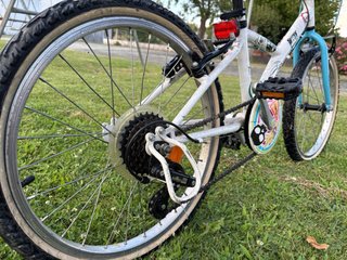 Bicicleta infantil Decatlhon blanca y azul tuneada