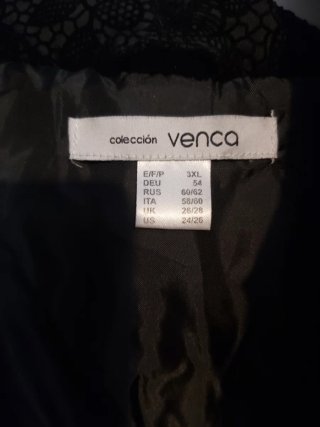 Abrigo negro con encaje y capucha