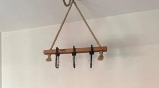 Lámpara de madera y cuerda