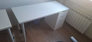 Mesa escritorio blanca con cajonera