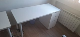 Mesa escritorio blanca con cajonera