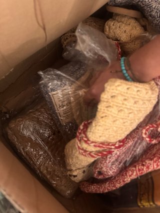 Caja llena de bolsos para vender, sin estrenar