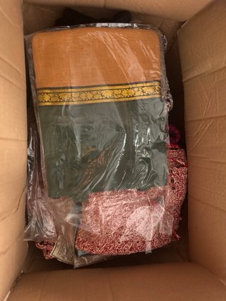 Caja llena de bolsos para vender, sin estrenar