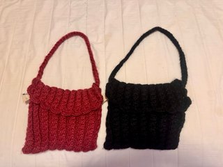 Caja llena de bolsos para vender, sin estrenar