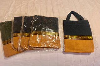 Caja llena de bolsos para vender, sin estrenar
