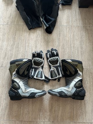 Mono de moto RST botas y guantes