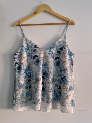 Top tirantes estampado floral azul y blanco