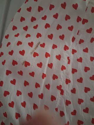 Minifalda blanca con corazones rojos
