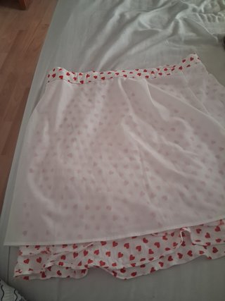 Minifalda blanca con corazones rojos