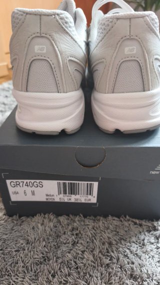 Zapatillas New Balance Plata y Blanco