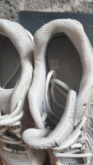 Zapatillas New Balance Plata y Blanco