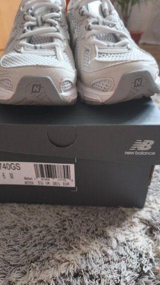 Zapatillas New Balance Plata y Blanco