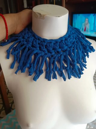 Collar azul rey tejido