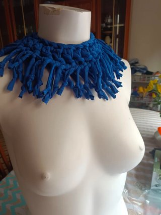 Collar azul rey tejido