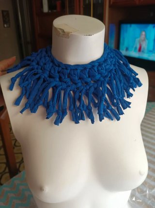 Collar azul rey tejido