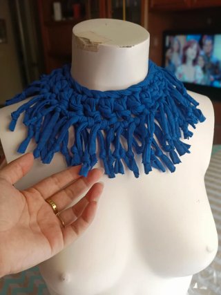 Collar azul rey tejido