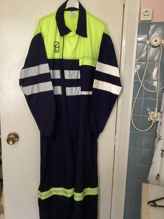 Ropa de trabajo gris y amarilla