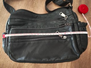 Bolso negro bandolera con múltiples bolsillos