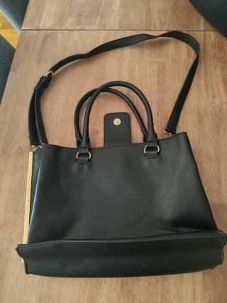 Bolso negro con detalles dorados