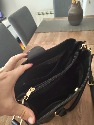 Bolso negro con detalles dorados