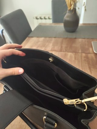Bolso negro con detalles dorados