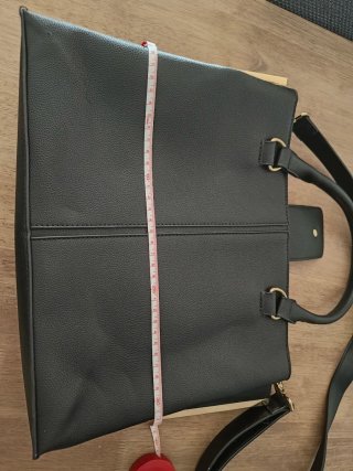 Bolso negro con detalles dorados