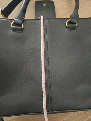Bolso negro con detalles dorados