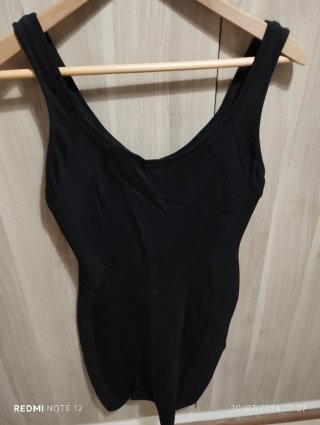 Vestido negro de licra para cuerpo muy serrano