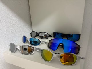 Gafas de sol deportivas azules y plateadas