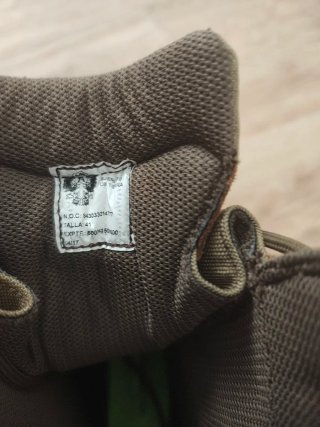 Botas militares marrones y verdes