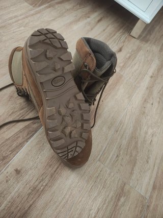 Botas militares marrones y verdes