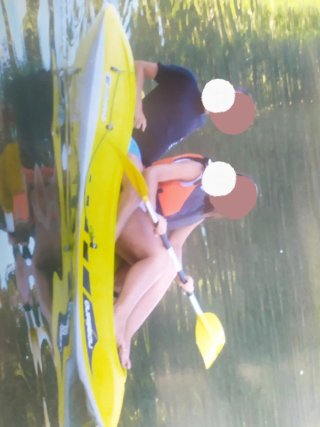 Kayak amarillo con remo