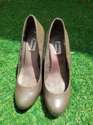 Zapatos de tacón marrones.