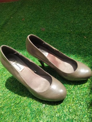 Zapatos de tacón marrones.