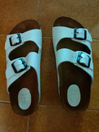 Sandalias de piel blancas con suela de corcho