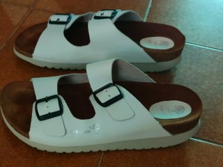 Sandalias de piel blancas con suela de corcho