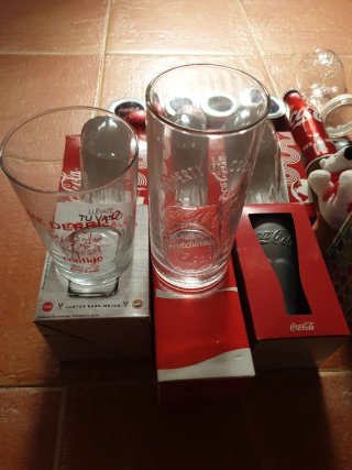 Lote Coca-Cola: Bicchieri, bottiglia e portachiavi, magneti.