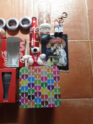 Lote Coca-Cola: Bicchieri, bottiglia e portachiavi, magneti.