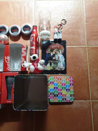 Lote Coca-Cola: Bicchieri, bottiglia e portachiavi, magneti.
